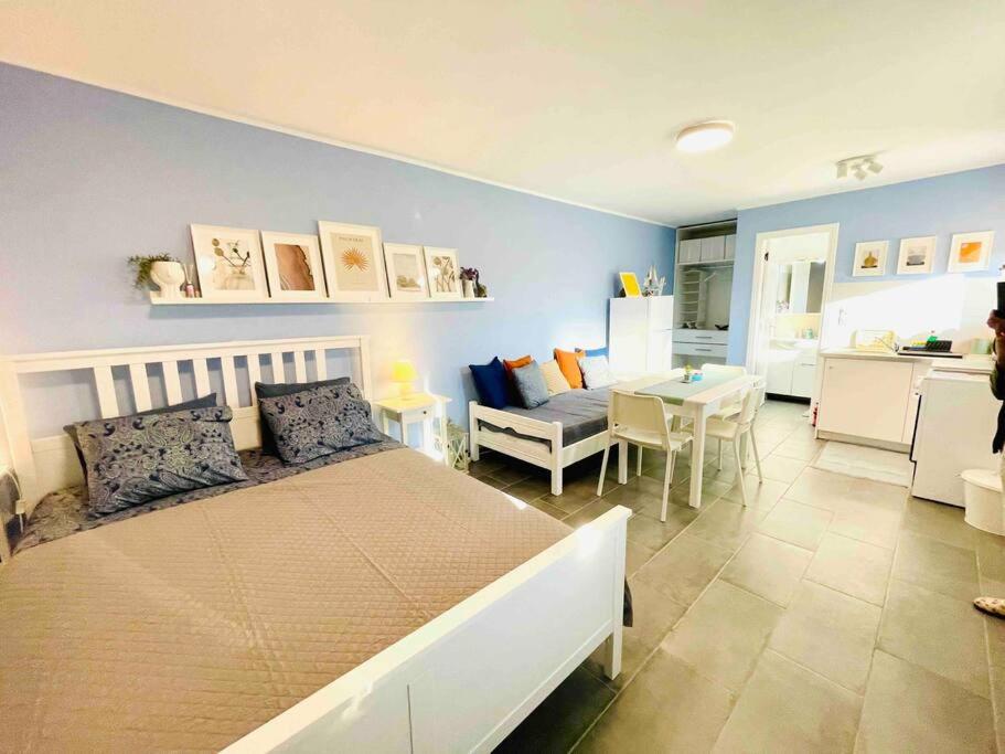 GoAtAndros Cozy Studio Apartment in Gavrio - Chambres d'hôtes Gávrio