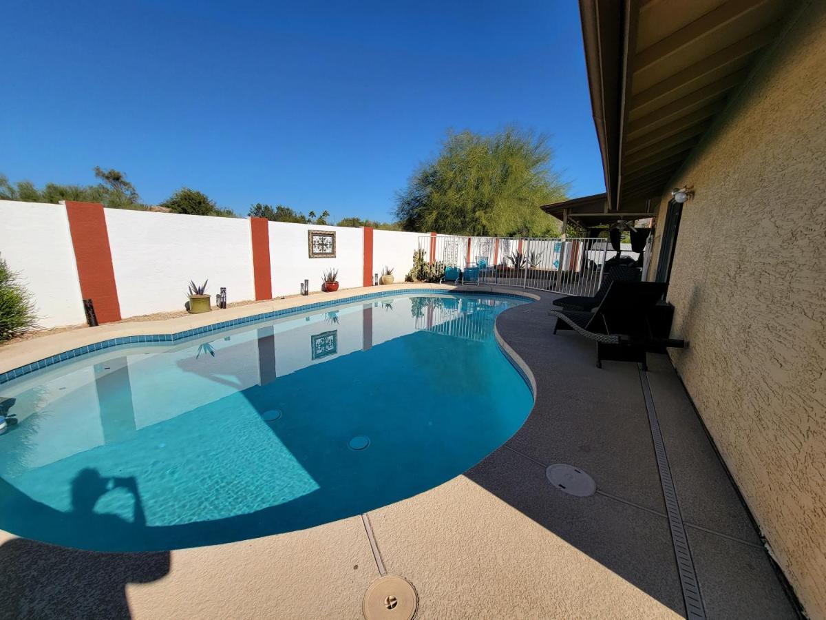Unique Arizona Style 4-bed retreat w/ private pool - B&B