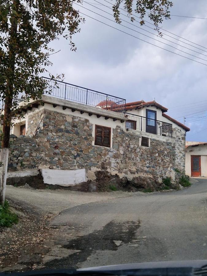 THE ROCK HOUSE - Beautiful countryside with mandarins oranges and olive trees,. Near Limassol at Eptagonia village. - Bed and Breakfast