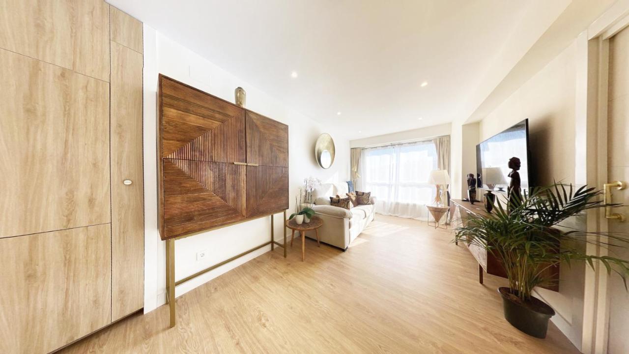 Miramar Luxurious apartment, 3 double rooms for 6 guests, free parking, terrace, new - B&B San Sebastián