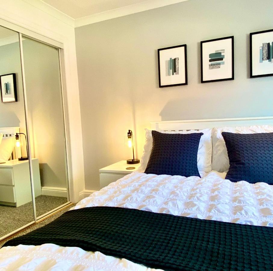 B&B Edinburgh - 3 bedroom - 2 bathroom Townhouse in Corstorphine Near Murrayfield Stadium - Direct Bus To Edinburgh City Centre in 20 Minutes - Two Private Parking Spaces - Private Sunny Garden - Recently Refurbished - Bed and Breakfast Edinburgh