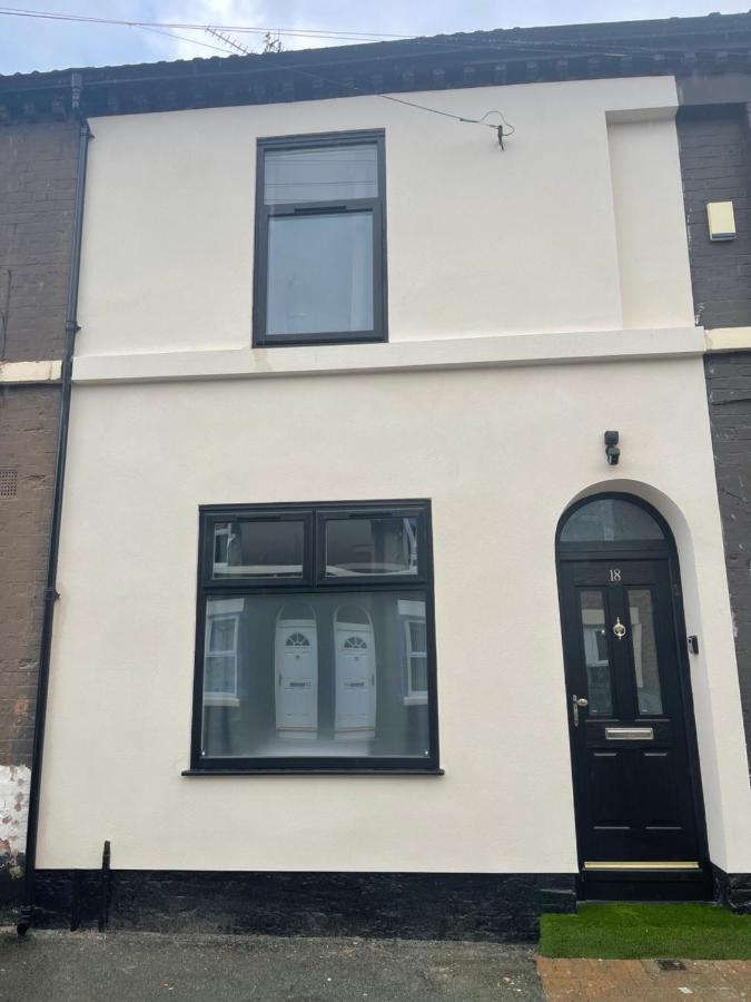 RYAN AIR I BNB - Huge 4 Bedroom House with Free Parking - Bed and Breakfast