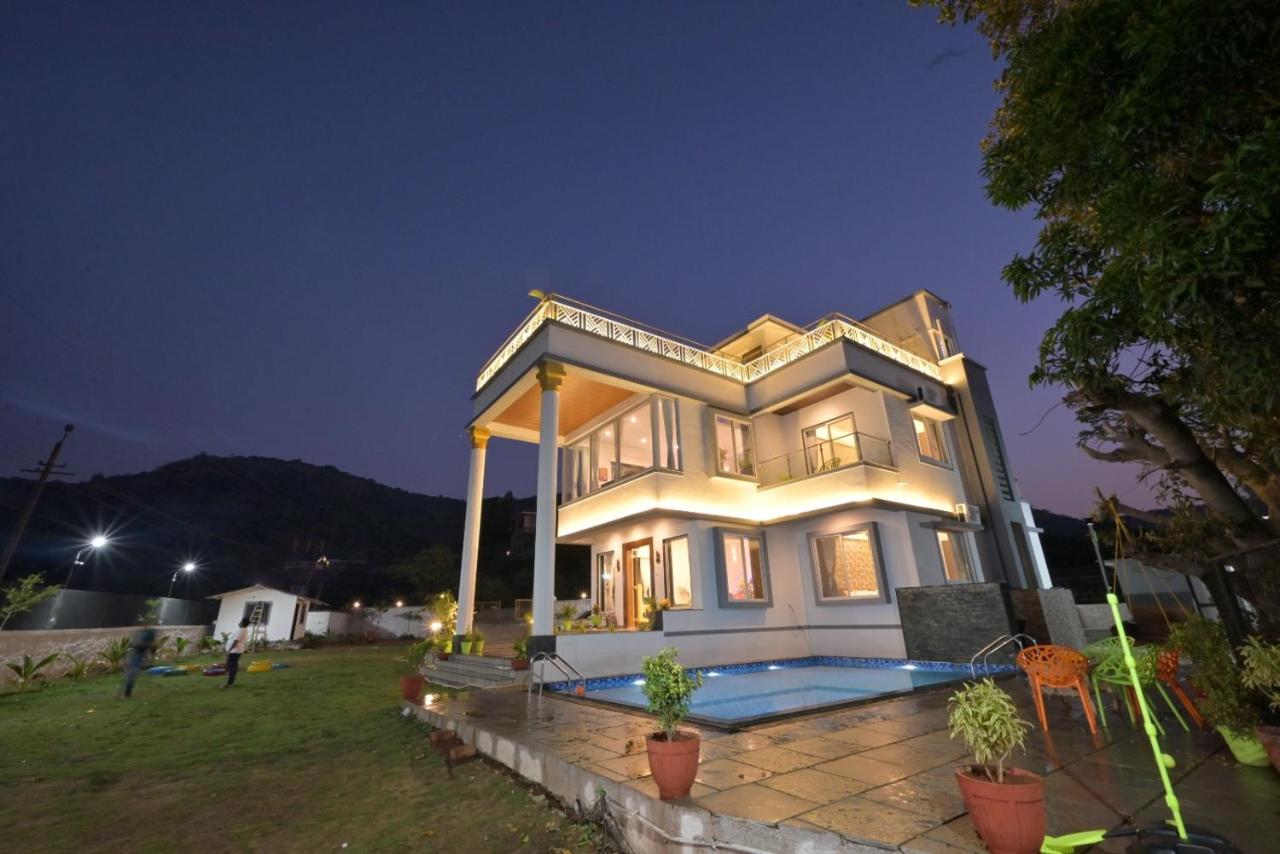 B&B Lonavla - White Castle Villa by Tropicana Stays - Bed and Breakfast Lonavla