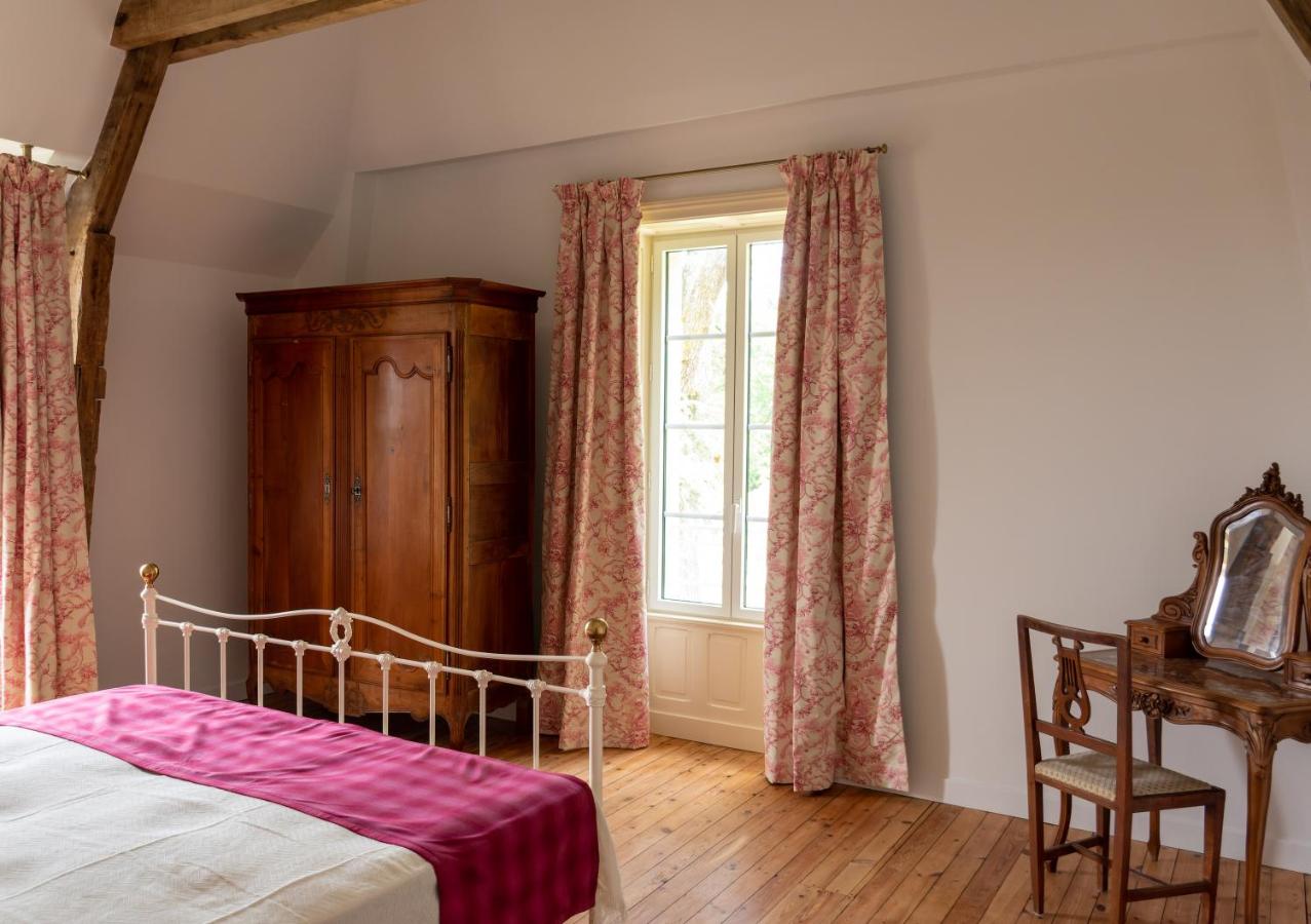 Zimmer mit Kingsize-Bett und Gartenblick.