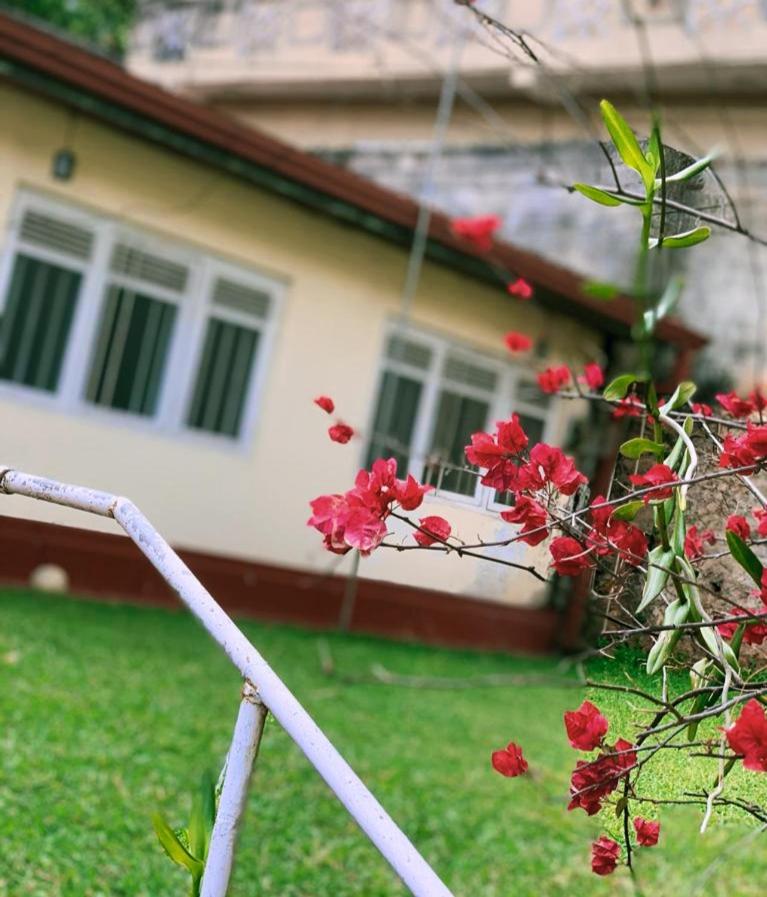 No 06 Veediya Bandara Lane Bahirawakanda - B&B