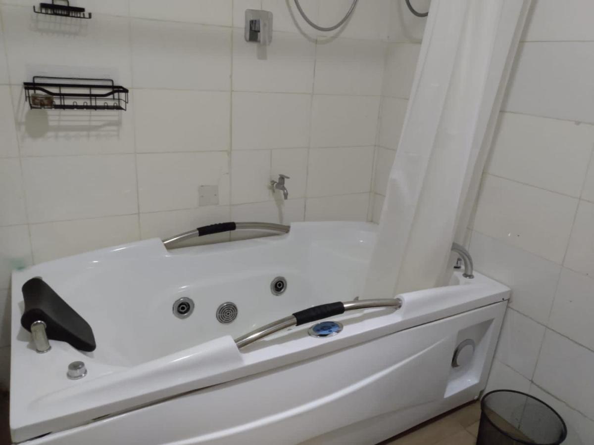 Exquisite and Cozy 3-bedroom Apt with hot-tub, WiFi, DSTV, and Inverter Power Backup - Chambres d'hôtes Agege