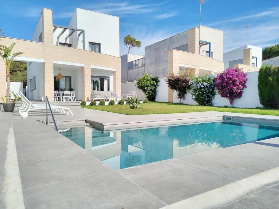 Exclusiva Villa Lujo con piscina privada by Chiclana Dreams - Chambres d’hôtes