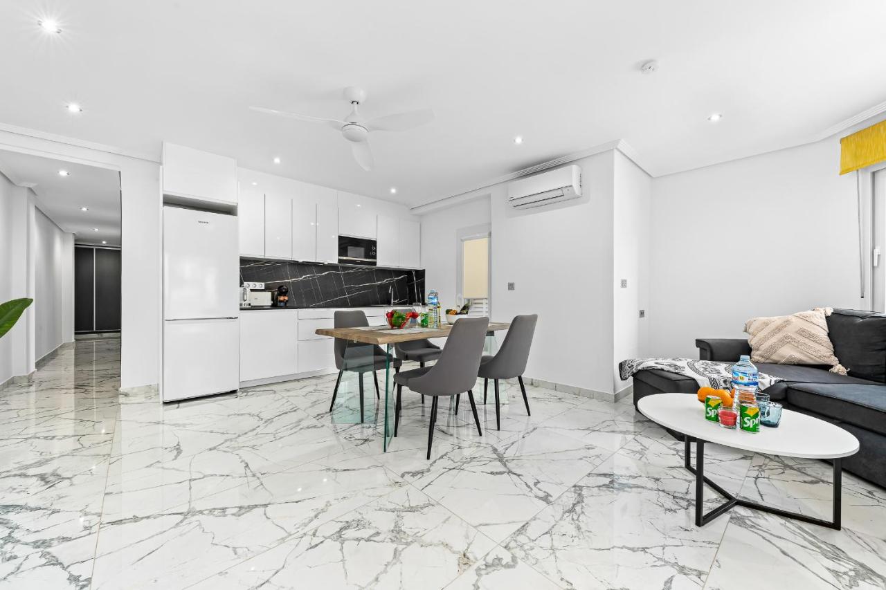 Apolo beach front - sea view luxury apartment - Bed and Breakfast Torrevieja