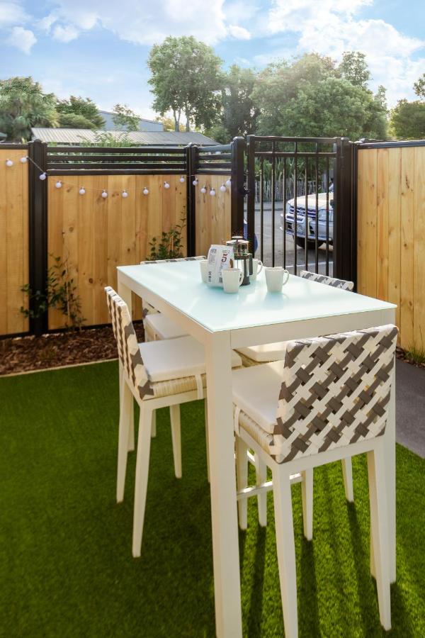 A Road Away from Hagley Park 2 bed 2 bath - B&B Christchurch