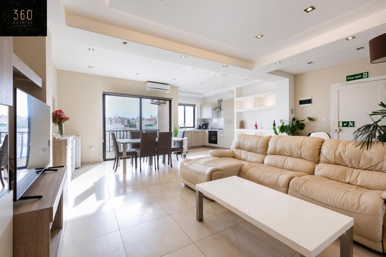 B&B San Ġiljan - Beautiful, spacious 3BR home with private Balcony with 360 Estates - Bed and Breakfast San Ġiljan