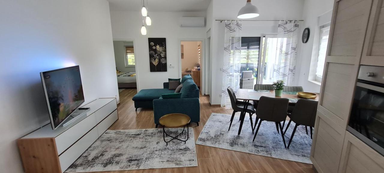 New Apartment Danijela, garden and garage place - Chambres d’hôtes Sibenik