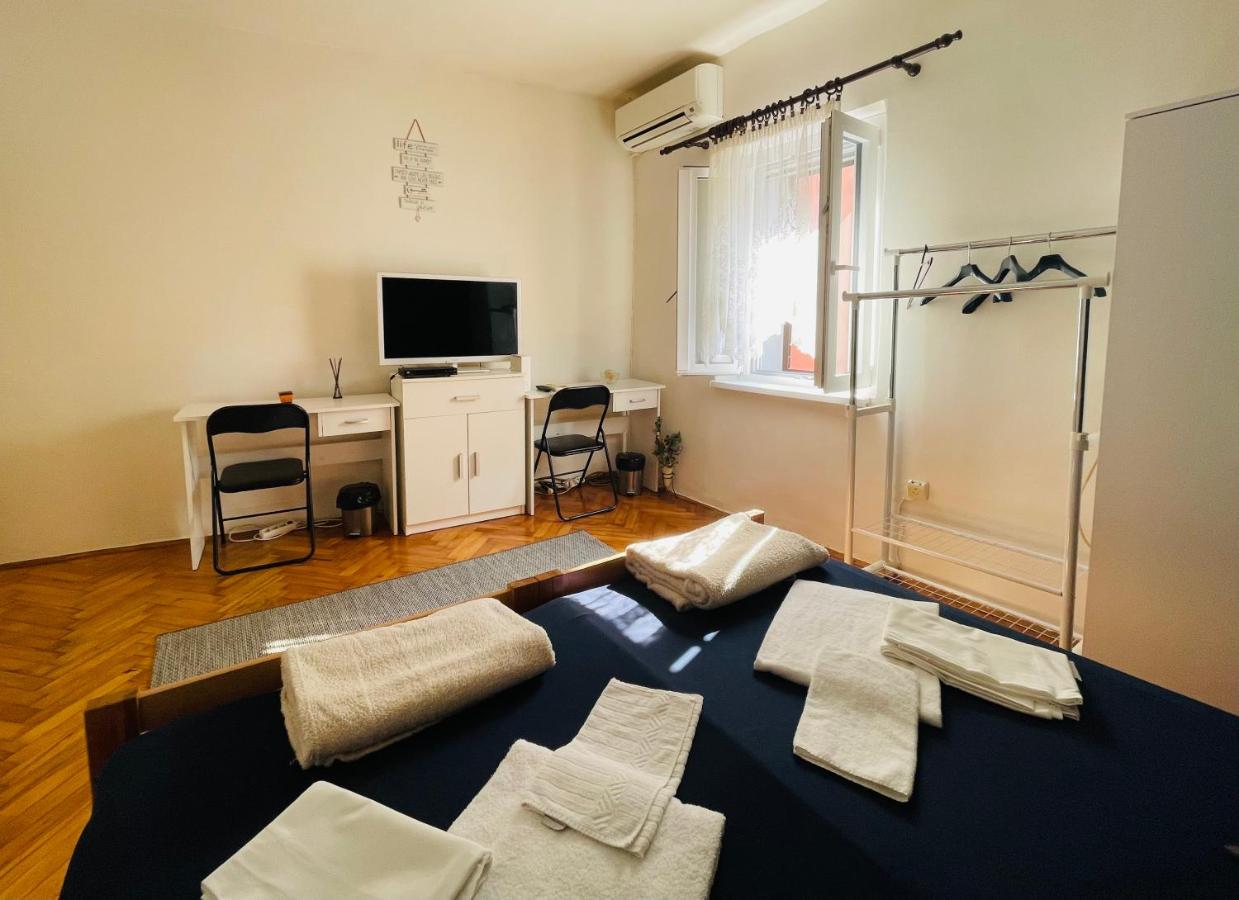 Camera Matrimoniale con Bagno in Comune