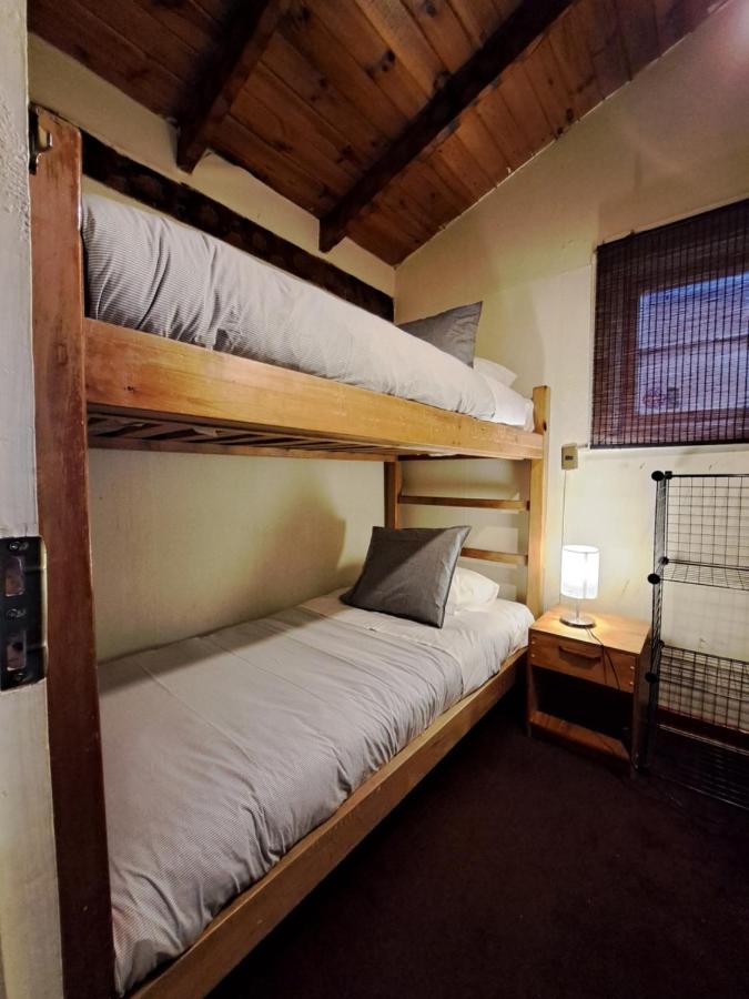 Camera Doppia con Letti Singoli e Bagno in Comune
