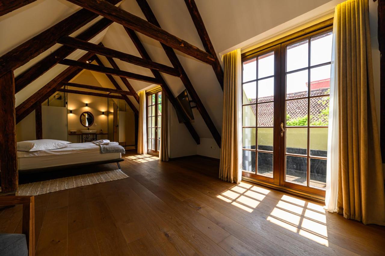 Cozy Attic Suite with shower & mountain view