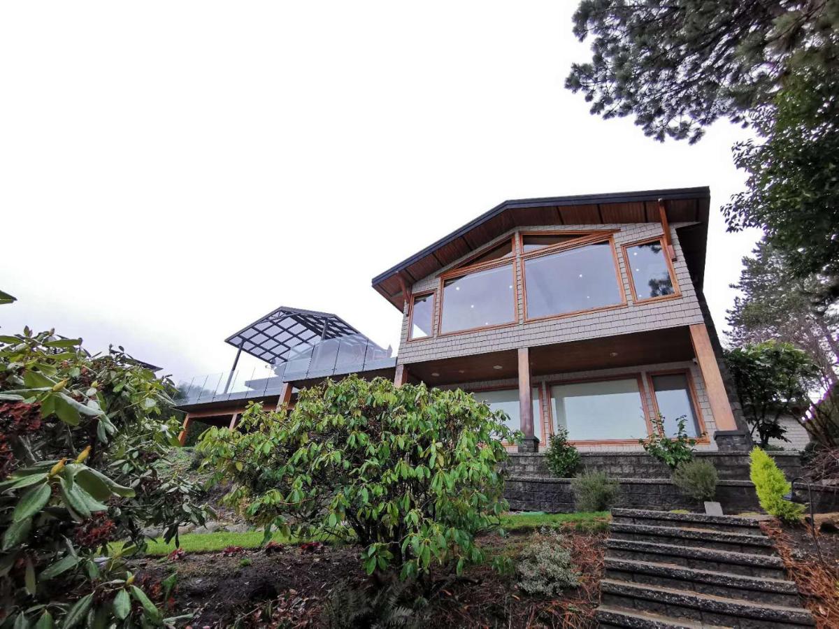 Deep Cove Stunning Waterfront Whole House - B&B