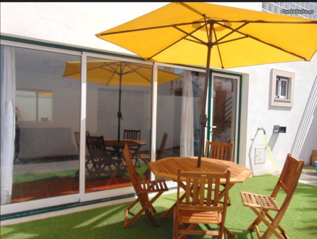 Casinha Rés do Chão na Nazaré com Quintal e Barbecue - B&B Nazaré