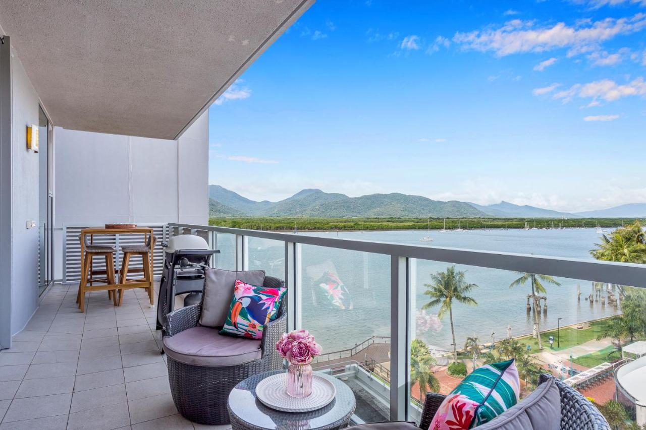 B&B Cairns - 2BR Stylish Getaway @ Harbour Lights Cairns - Bed and Breakfast Cairns