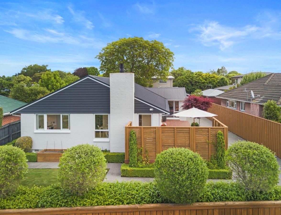 Family-Friendly, Home & Garden, 4BR, by Airport, Free Parking - Bed and Breakfast