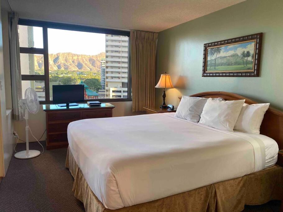 B&B Honolulu - Lovely 1BR Condo at the Waikiki Banyan with pool - Bed and Breakfast Honolulu