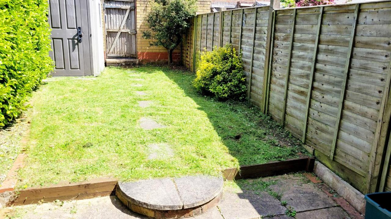 Modern 2 bed house- Free parking and close to the centre - B&B