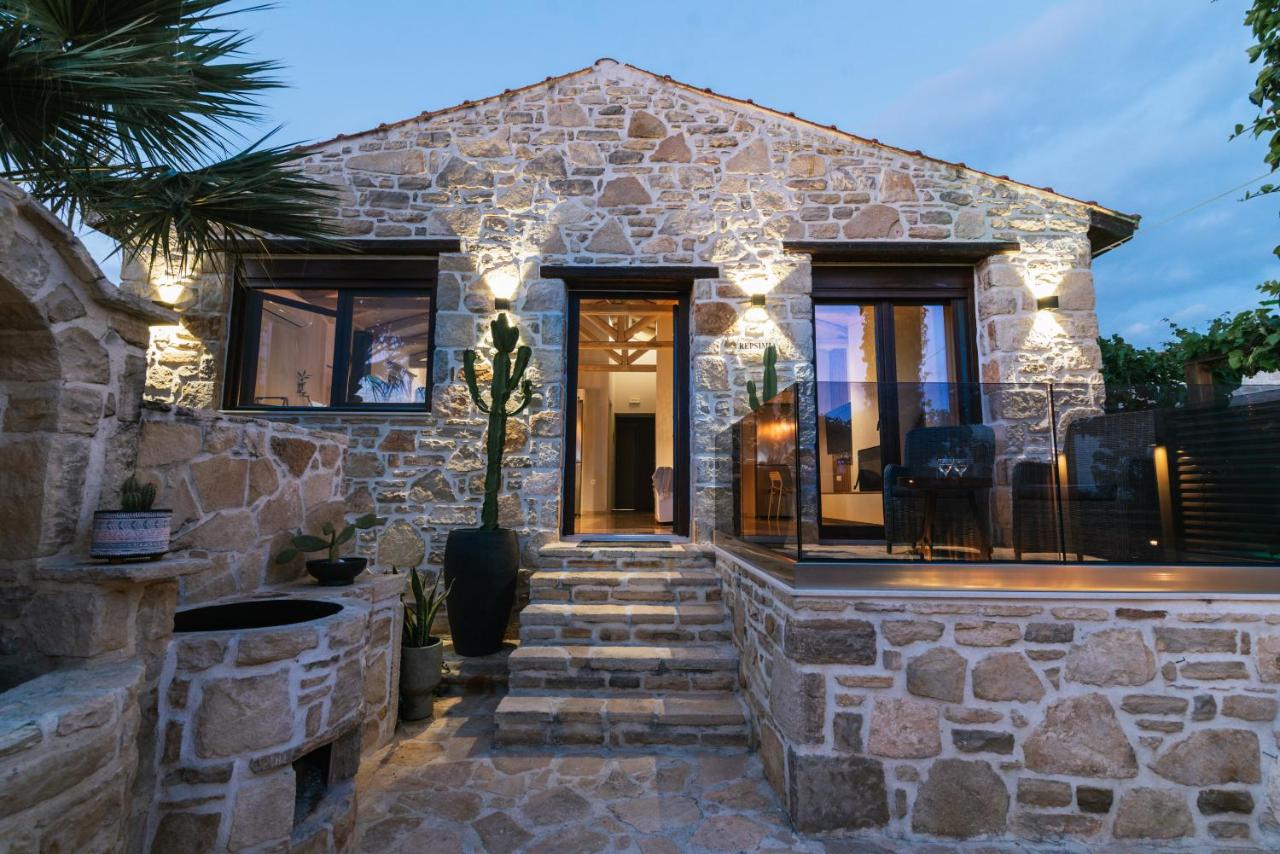 Villa Repsimia with Private Jacuzzi - B&B