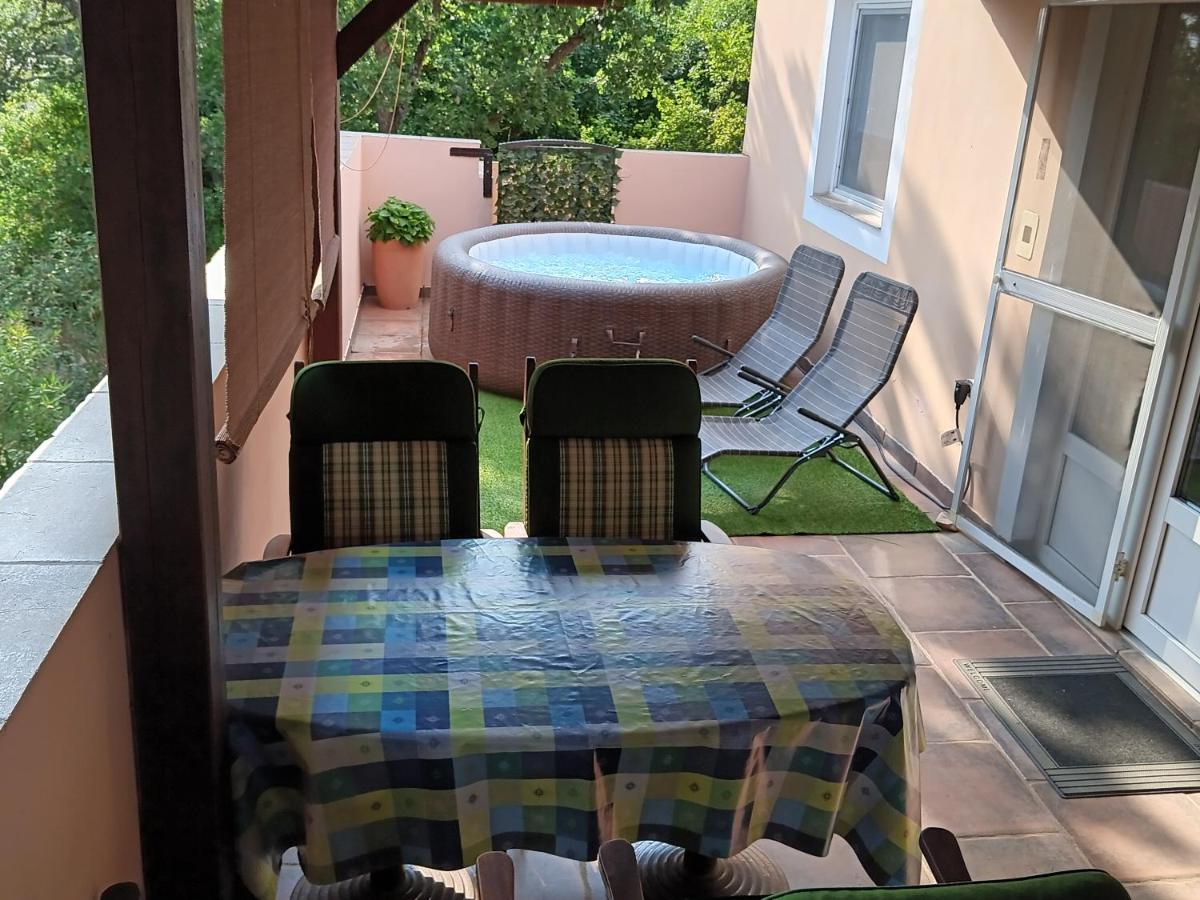 B&B Barbariga - Apartment Simona - Extra comfort with large terrace and jacuzzi - Bed and Breakfast Barbariga