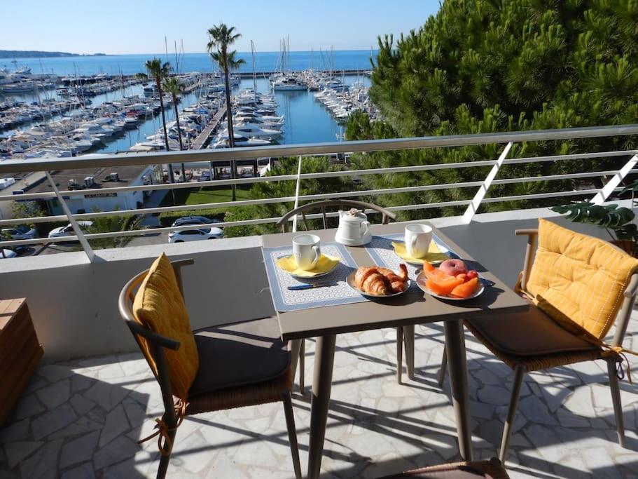 Golfe Juan; au-dessus du port - B&B Vallauris