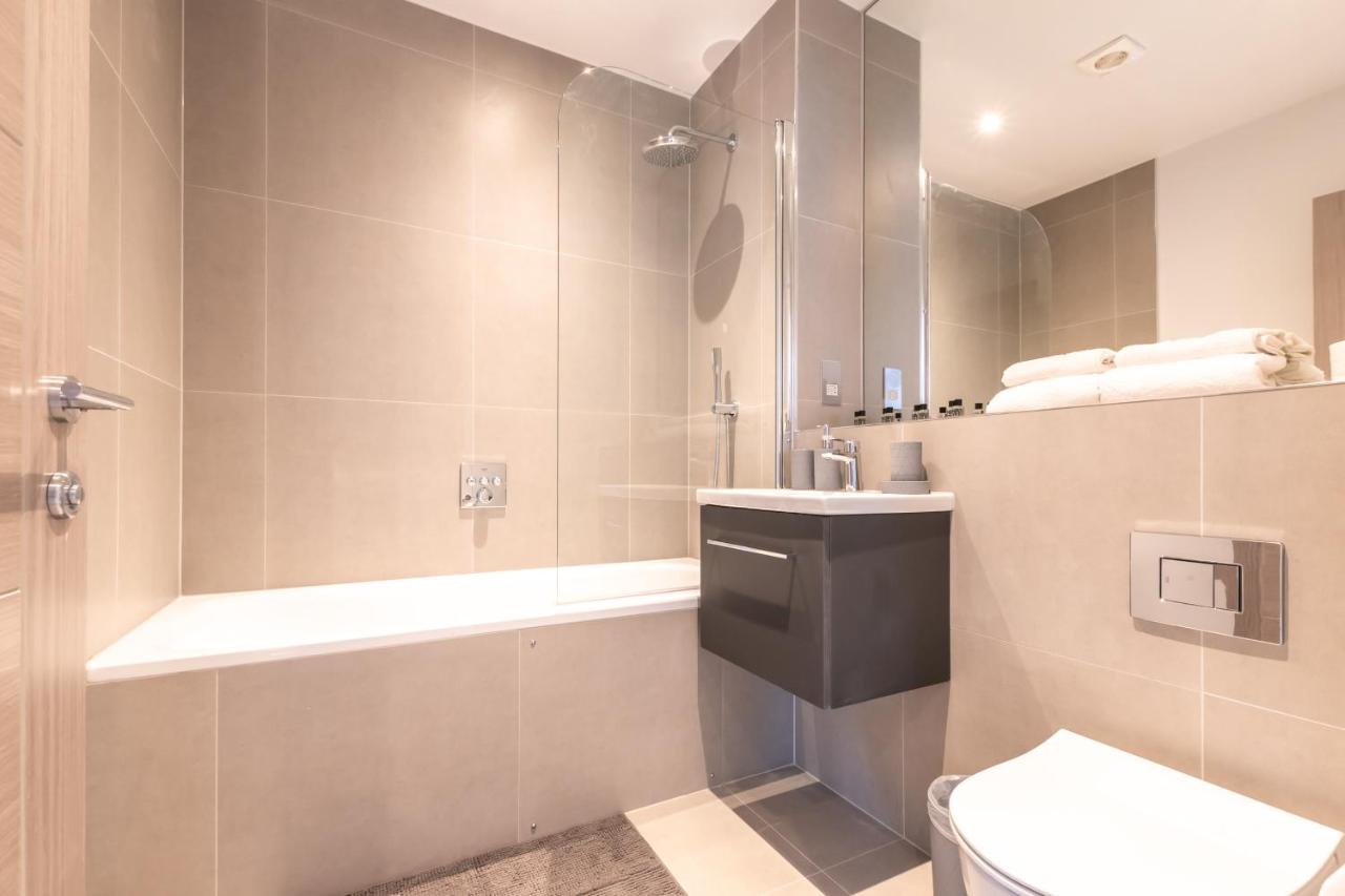 B&B Staines - Apartment Thirty Three Staines Upon Thames - Free Parking - Heathrow - Thorpe Park - Bed and Breakfast Staines