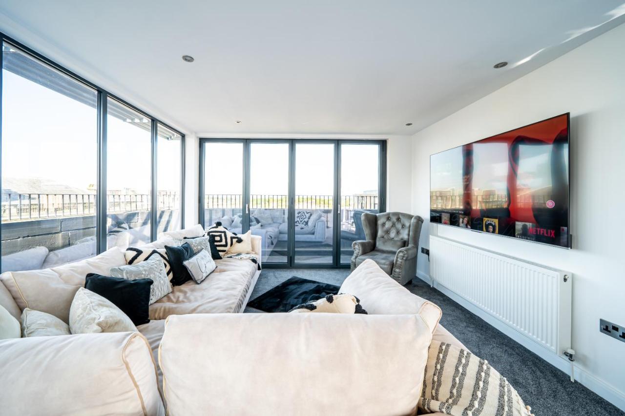 B&B Barnsley - Luxurious 2-Bedroom Penthouse Apartment with Stunning Glass-Wall Views in Barnsley Town Centre - Bed and Breakfast Barnsley