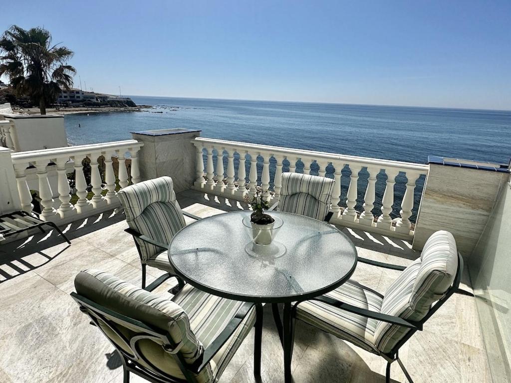 Beachfront apartment with pleasant views of the sea and the historic lighthouse. - Ferienwohnung Mijas Costa