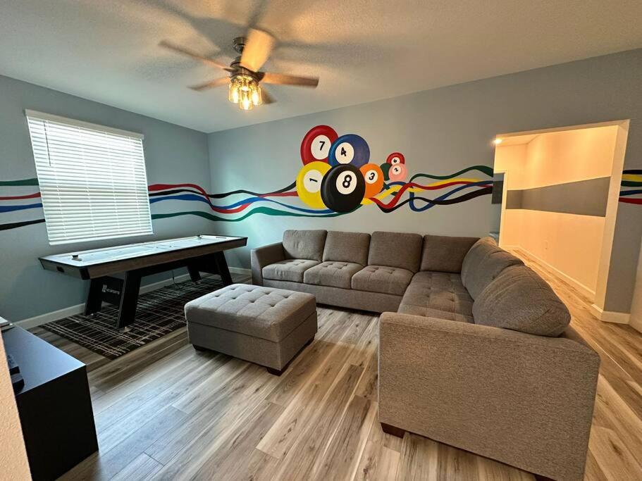 Champions Family Home - Near Disney - Bed and Breakfast Kissimmee