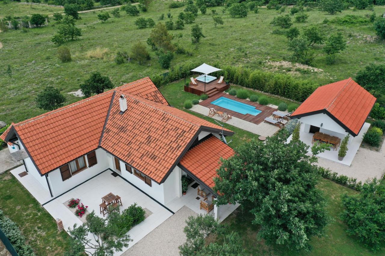 Villa Ena with Pool & Jacuzzi - Ferienwohnung Donji Kašić