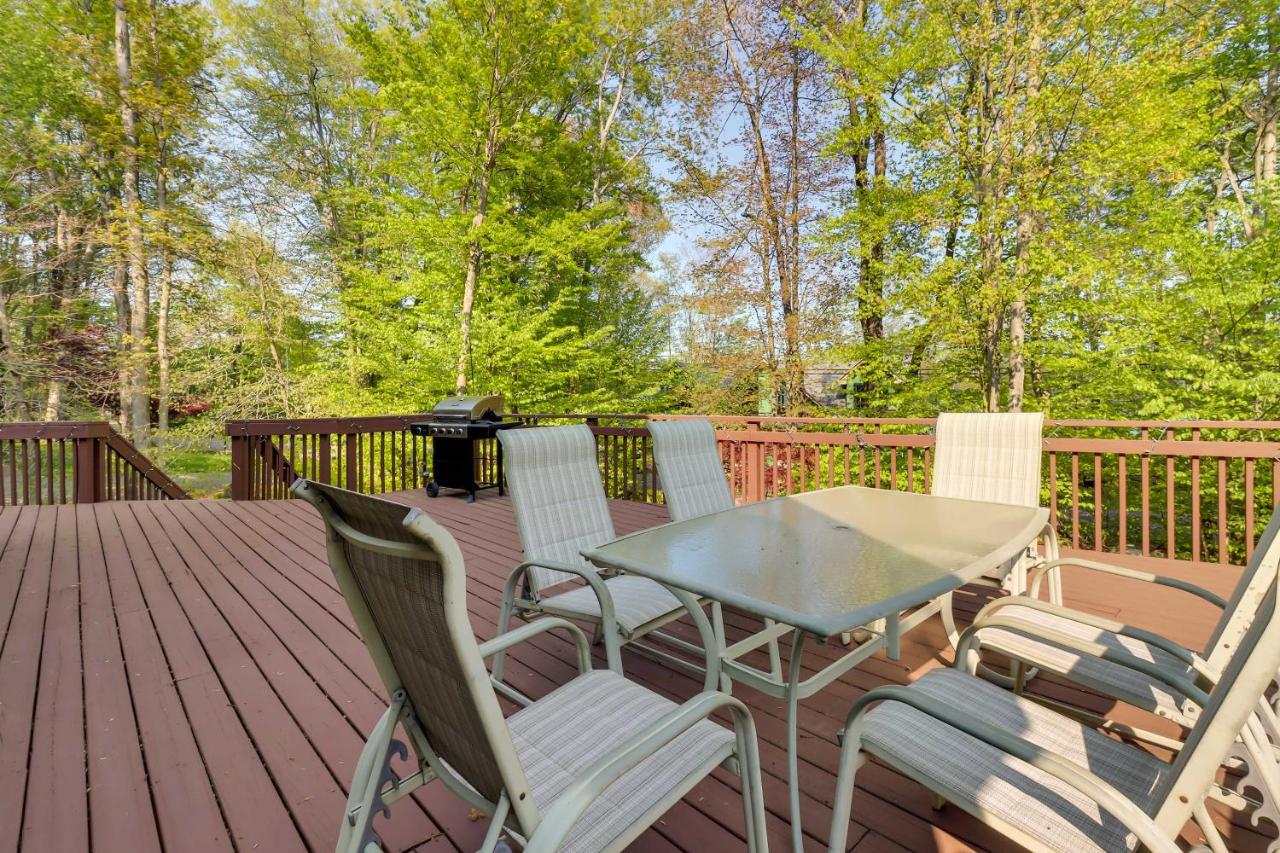 Huge Deck: Stunning Pocono Lake Vacation Rental! - Bed and Breakfast Pocono Lake