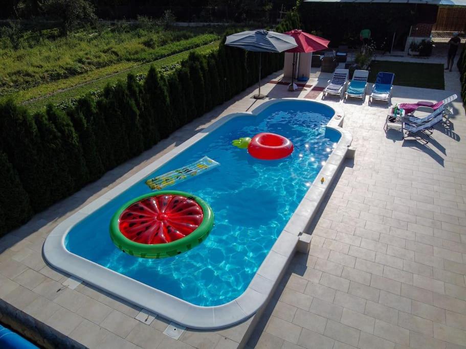 House with swimming heated pool next to the river - B&B