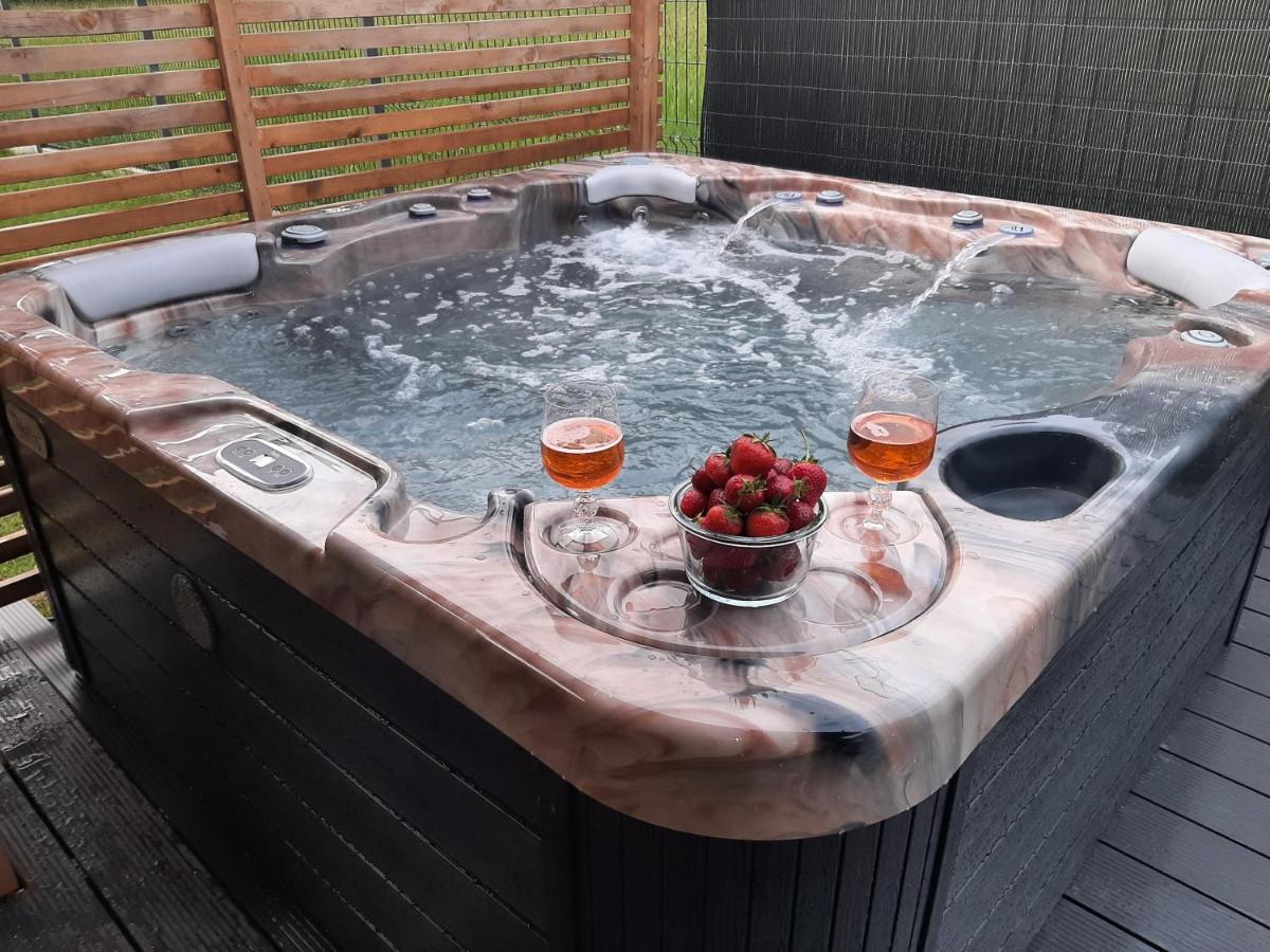Domki Malcykówka w Zębie z Jacuzzi - B&B