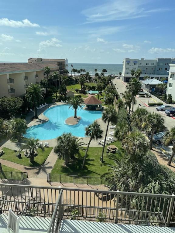 B&B Galveston - The Maravilla, Wonderful Pool/Beach View, Newly Renovated, 3 Pools Corner Condo - Bed and Breakfast Galveston