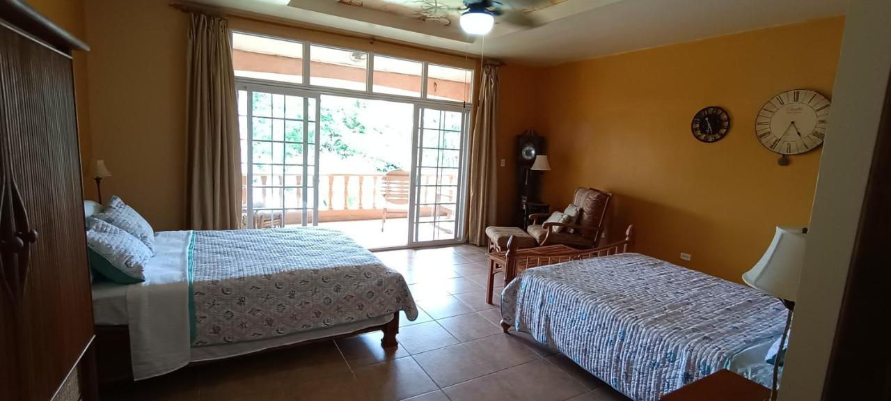 Suite Lit Queen-Size - Vue sur Piscine