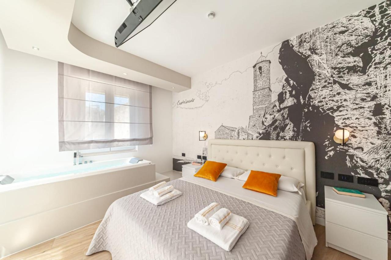 Habitación con cama grande y bañera de hidromasaje