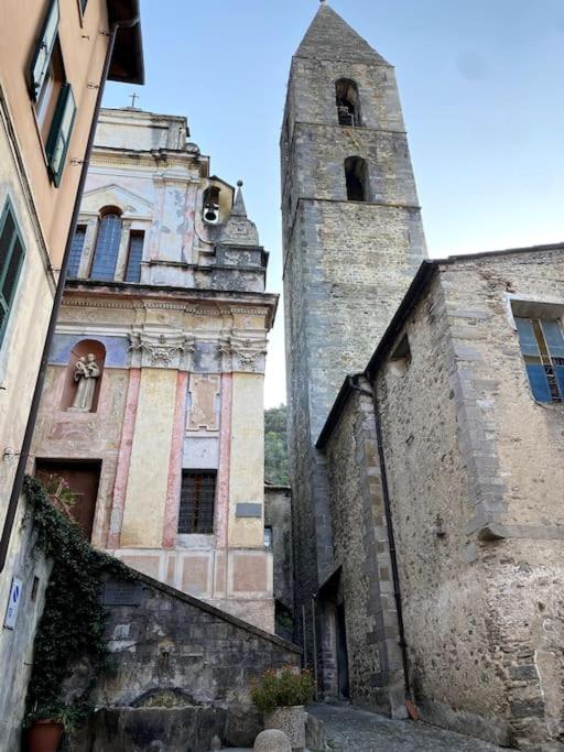 Iconic Italian Townhouse w Rooftop Terrace & Mountain View, Pigna - Chambres d’hôtes