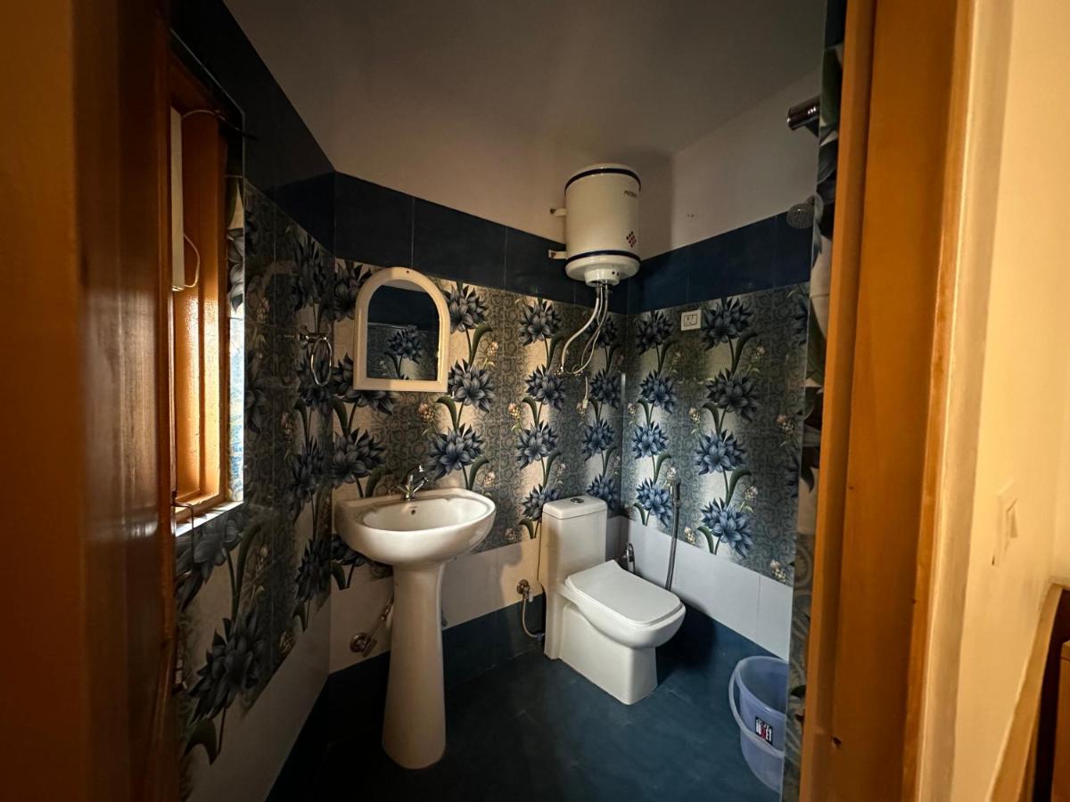 Zimmer mit Kingsize-Bett und Gartenblick. 