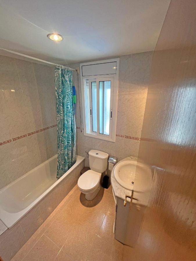 CASA EN VILAFORTUNY CON BARBACOA PISCINA COMUNITARIa - Chambres d’hôtes Cambrils