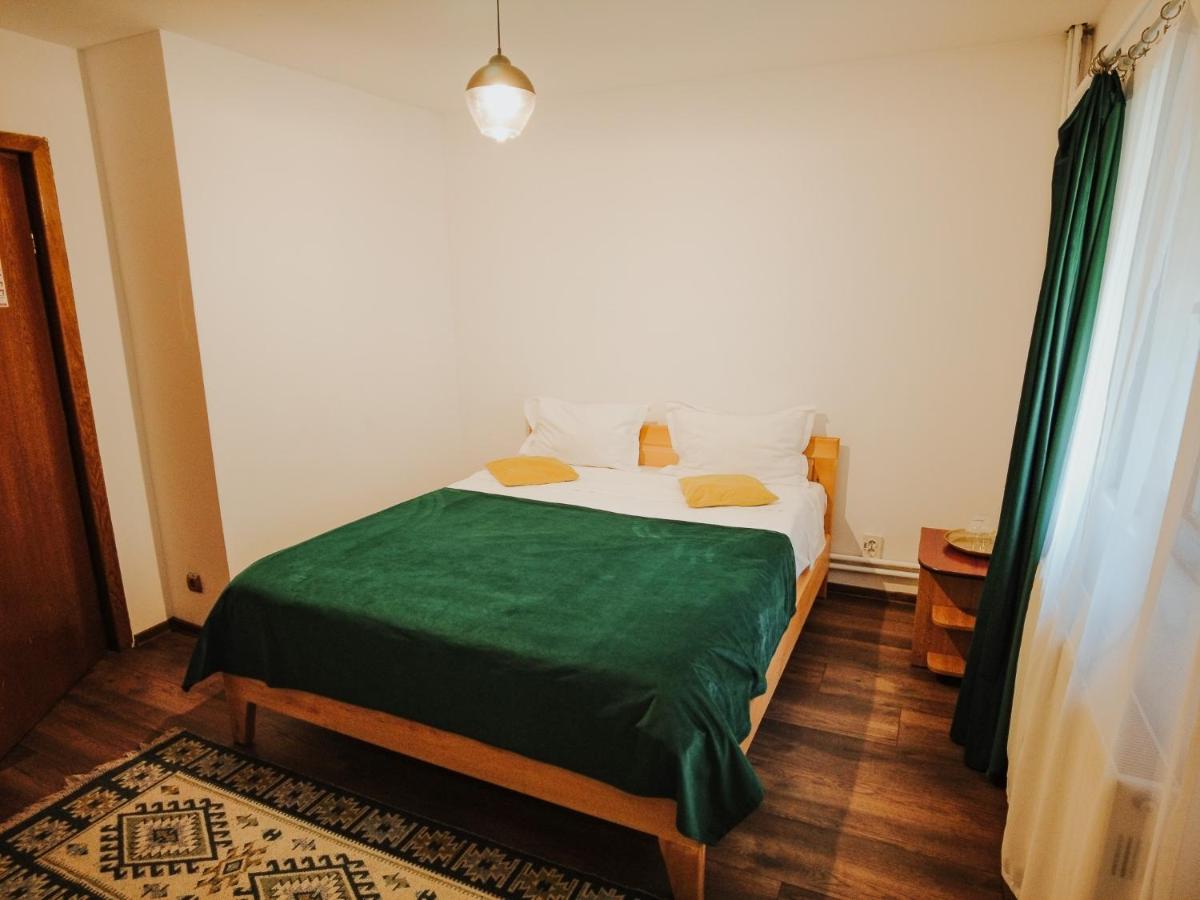 Zimmer mit Kingsize-Bett und Bergblick