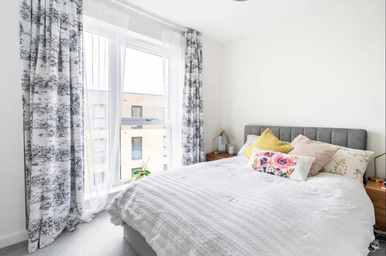 B&B London - Sunny Luxury Skyline Flat near Alexandra Palace, Tottenham Stadium & Drumsheds - Bed and Breakfast London