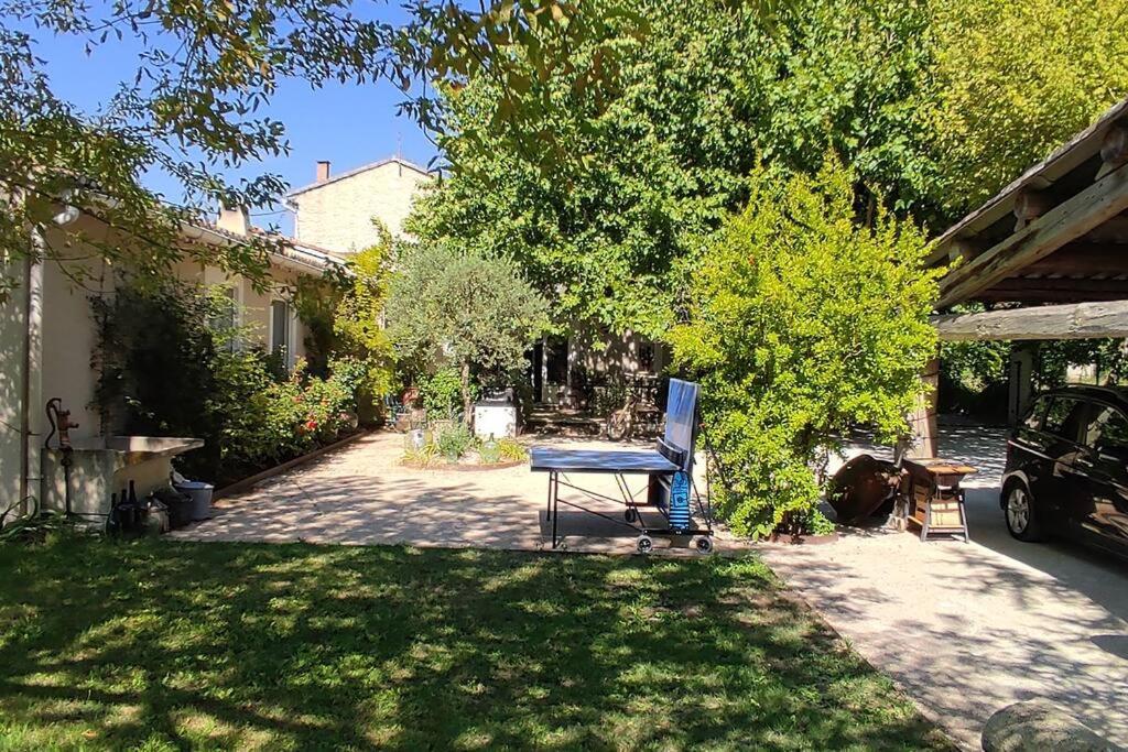 Le Mas des Cigales avec parc et grande piscine - B&B