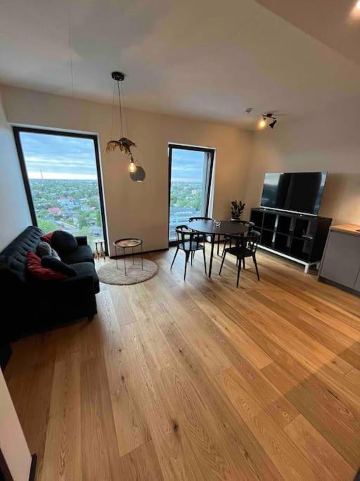 B&B Tallinn - Amazing High-Rise 1BR with 11th Floor Views - Bed and Breakfast Tallinn