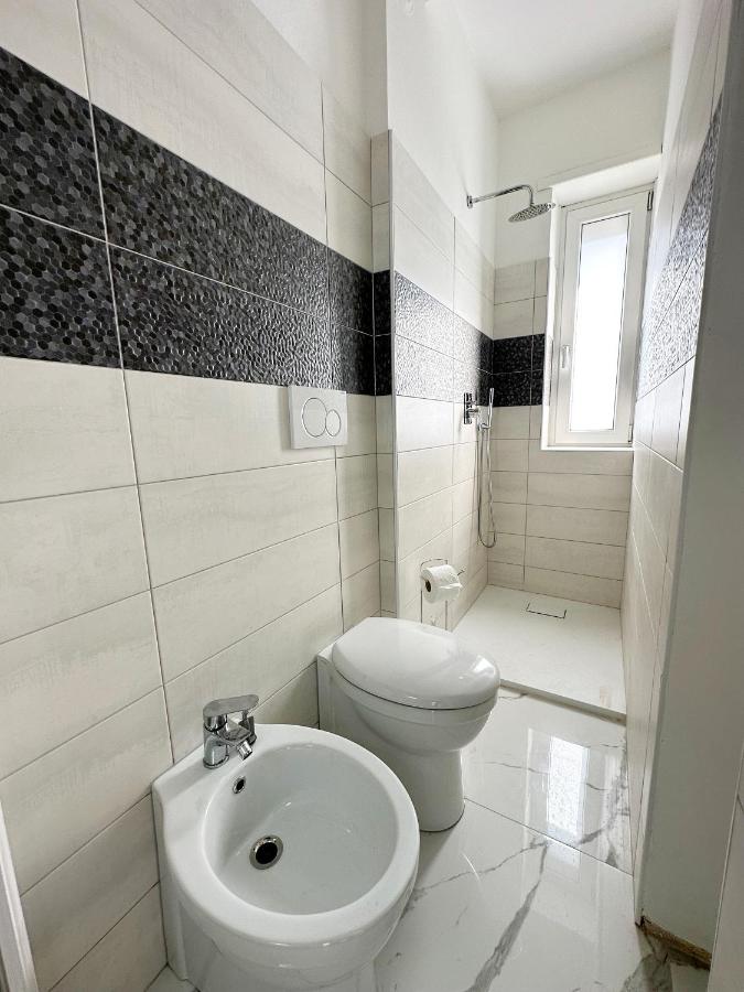 WH - Attico Monolocale con Parcheggio Gratuito e Grande terrazza - A 5 minuti dal centro - Wifi - Chambres d’hôtes