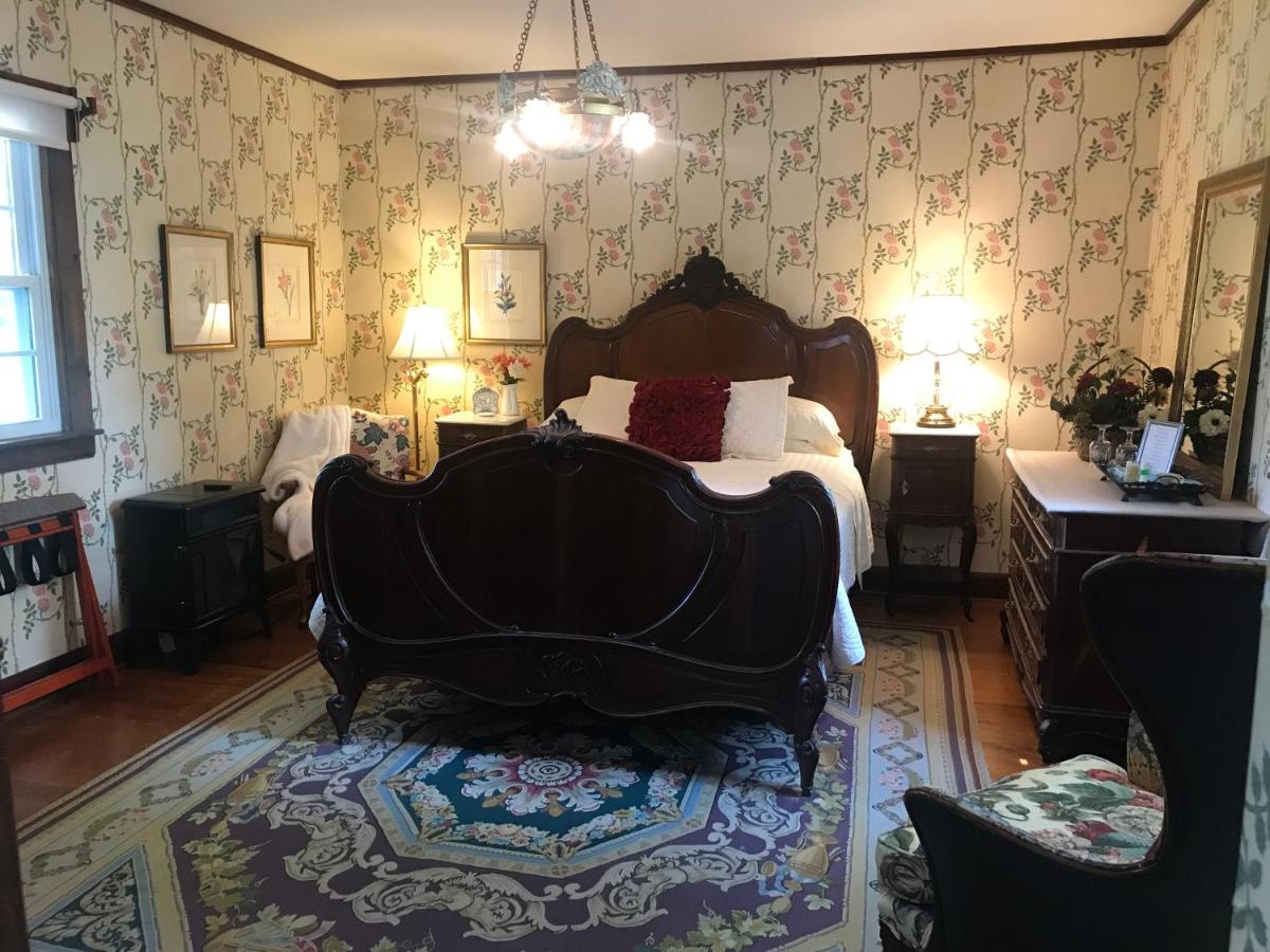 Habitación con cama grande y bañera de hidromasaje