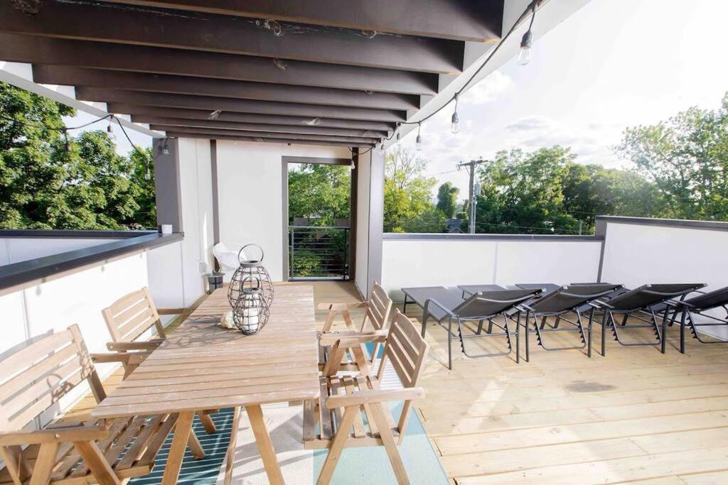 Modern Luxury Rooftop Deck, 3 mi to Downtown - B&B