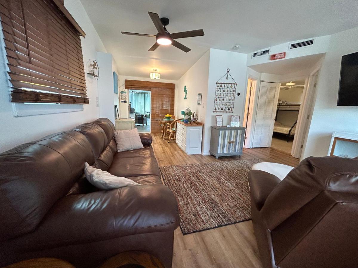 B&B Largo - Paradise Place Play MsPacMan, PingPong, or go 4miles to Beaches, House has a Car Port, Grill, 3 TV's, board games, queen size sofa sleeper and fold out mattress to sleep up to 10, Pet Friendly - Bed and Breakfast Largo