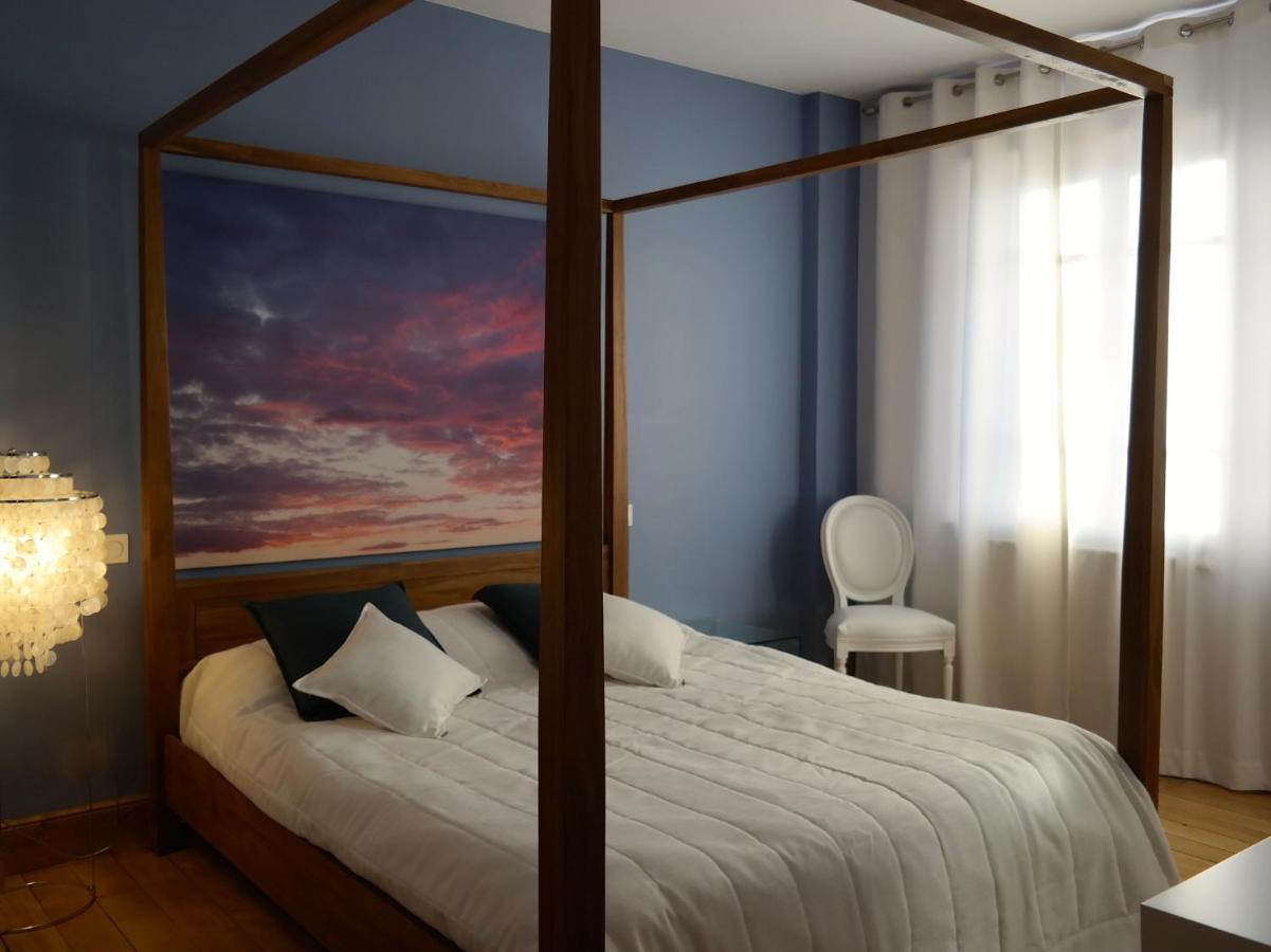 Zimmer Wind mit Queensize-Bett und Aussicht auf den Wald